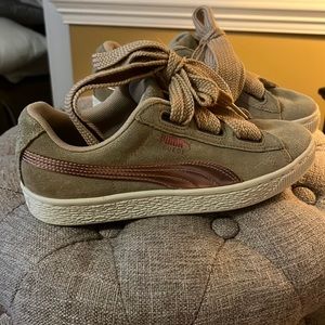 Puma sneakers size 4c but it fits woman size 6.